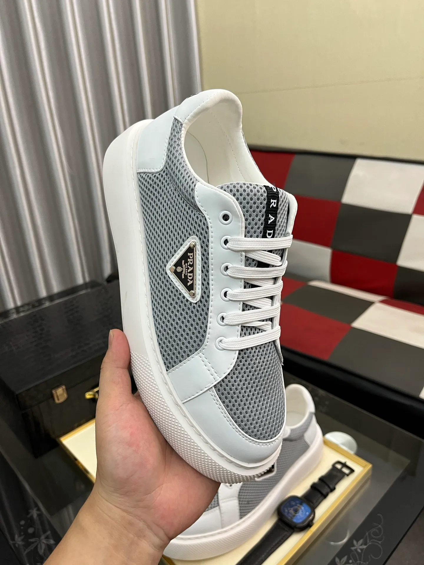Men's men's shoes💰580⌚️⌚️Prada Prada early spring new model, top original quality, Prada casual sports shoes, made of imported solid color patent leather, spliced mesh cowhide upper, three-dimensional geometric segmentation, multi-color splicing, fashionable and generous, soft, comfortable and breathable. The tongue is decorated with classic letter logo, with fabric lining, cowhide foot pads, matched with P family's exclusive rubber outsole, upper material, breathable knitted fabric imported from Italy The delicate texture is super high-end! Fetal cowhide lining, super soft and comfortable, original molded outsole Size: 38-446️⃣ colors available